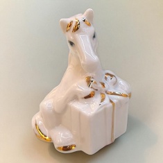 Статуэтка Лошадь с подарком, фарфор (кор. 288 шт) Статуэтка Лошадь с подарком, фарфор (кор. 288 шт)